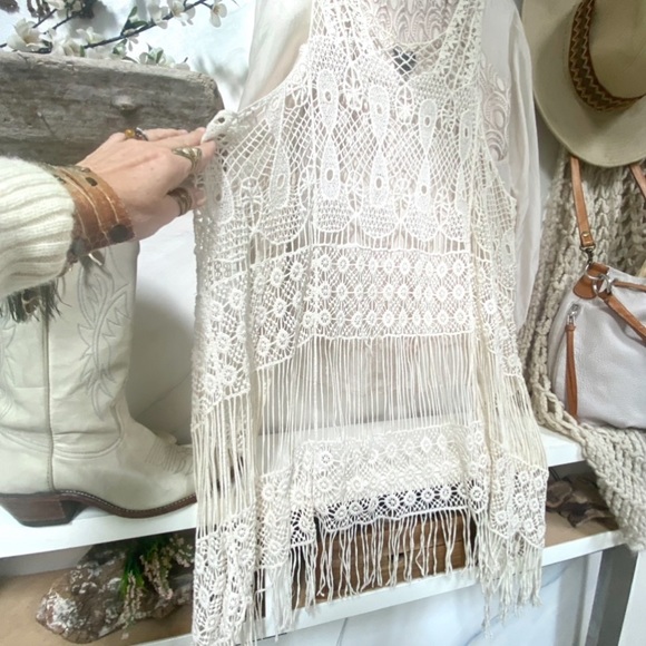 Sweet fringe for days prairie crochet vintage vest w western/Gypsy/hippy vibe - Picture 4 of 11